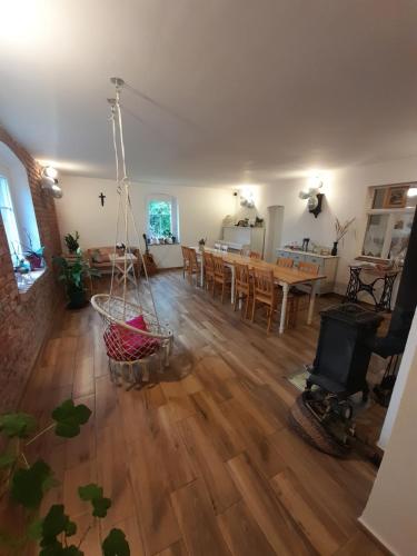 uma sala de estar vazia com uma mesa e cadeiras em Dom O Niebieskich Okiennicach em Gryfów Slaski