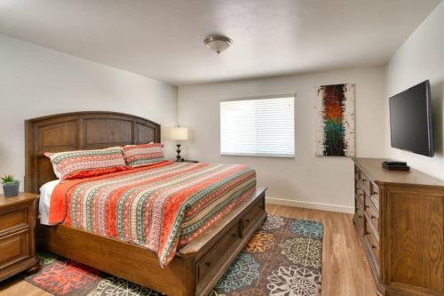 En eller flere senger på et rom på 6B Cozy Moab RedCliff Condo, Pool & Hot Tub