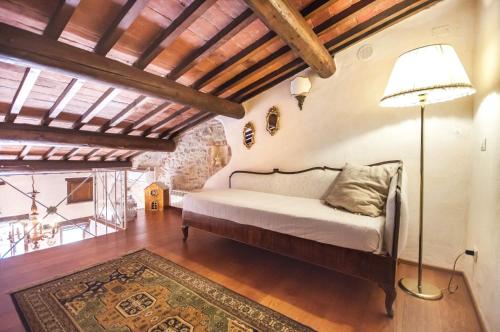 a living room with a couch and a lamp at B&B Antica Gabella in Castiglione del Lago