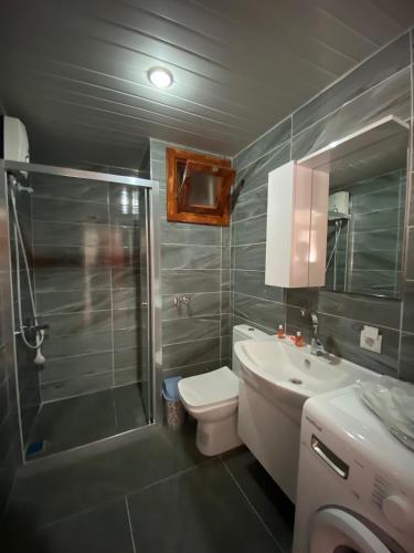 uma casa de banho com um chuveiro, um WC e um lavatório. em Mariana Konak em Antalya