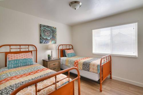 1 dormitorio con 2 camas y ventana en 6H Spacious RedCliff Condo, Pool & Hot Tub, en Moab