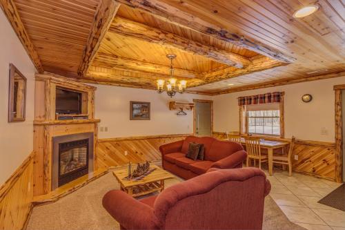 O zonă de relaxare la Sojourner's Lodge & Log Cabin Suites