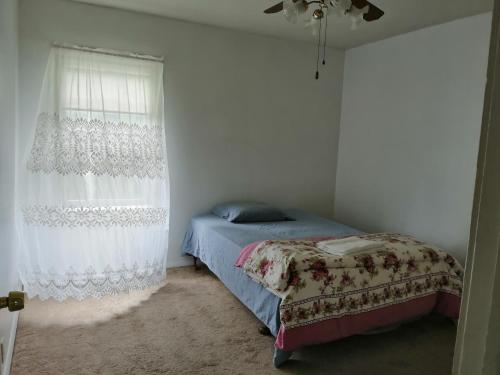 sypialnia z łóżkiem i oknem w obiekcie 834 Happy Home -Peaceful Private RMs with Laundry w mieście Chicago Heights