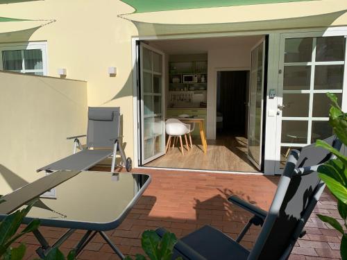 a patio with a table and chairs on a patio at Park-Lodge Am Rohrbusch in Münster