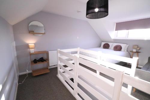 a bedroom with a white bed in a room at Amaya Four - Newly renovated and very well equipped - Grantham in Grantham
