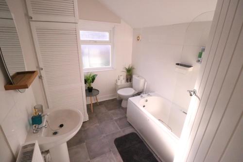 y baño con bañera, lavabo y aseo. en Amaya Four - Newly renovated and very well equipped - Grantham en Grantham