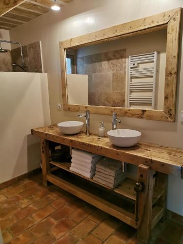 une salle de bain avec deux lavabos et un miroir dans l'établissement Les anes de petit jean, à Pierrefeu-du-Var