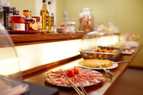 a counter with two pizzas on plates on a table at Atalaia in Irún