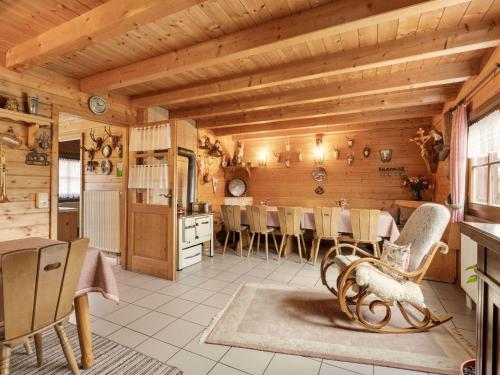 uma cozinha e sala de jantar com mesa e cadeiras em Chalet in Hinterrod Thuringia with sauna em Eisfeld