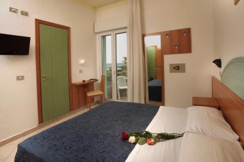 ein Schlafzimmer mit einem Bett mit Blumen darauf in der Unterkunft Hotel Delle Nazioni in Cesenatico