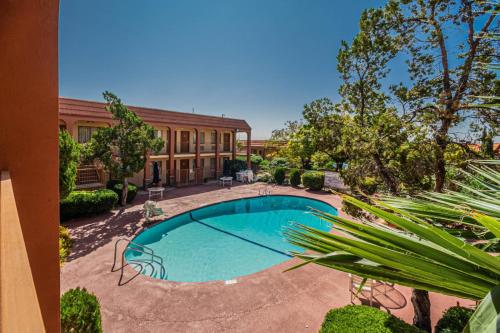 Kolam renang di atau dekat dengan Super 8 by Wyndham El Paso Airport
