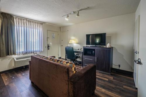 Televisyen dan/atau pusat hiburan di Super 8 by Wyndham El Paso Airport