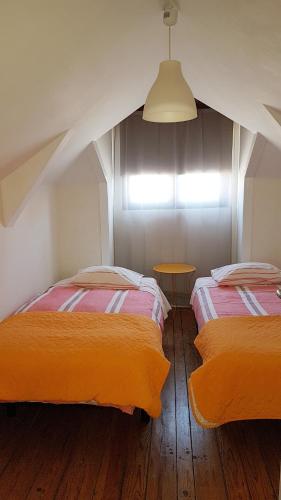 a bedroom with two beds and a table in it at Apartamento Costa Cabral in Porto