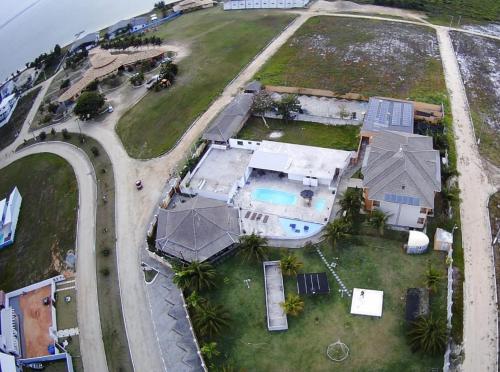 an aerial view of a house with a pool at Villaggio dos Ventos in Arraial do Cabo