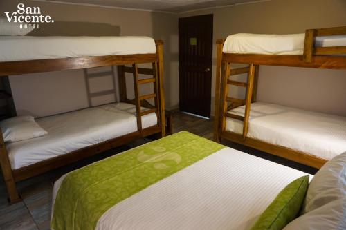 聖羅莎德卡瓦爾的住宿－Hotel Termales San Vicente，宿舍间内的3张双层床