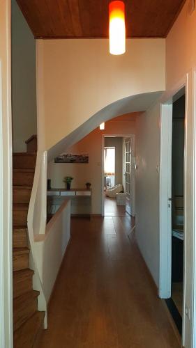 un pasillo abierto con escaleras en una casa en Apartamento Costa Cabral, en Oporto
