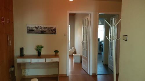 Habitación con pasillo con mesa y puerta en Apartamento Costa Cabral, en Oporto