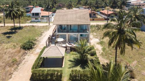 eine Luftansicht eines Hauses mit Palmen in der Unterkunft Recanto da Boca in Tamandaré