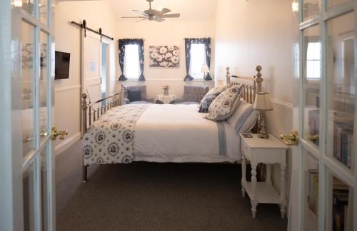 A bed or beds in a room at Canungra Cottages - Boutique Bed and Breakfast