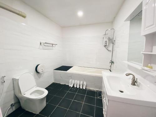 bagno bianco con servizi igienici e lavandino di Thmorda Riverview Resort a Koh Kong