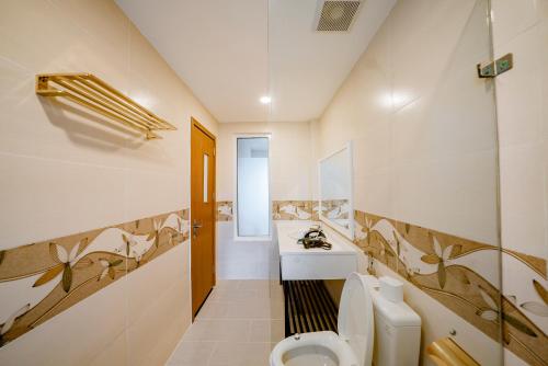 a bathroom with a toilet and a sink at Kien Vang Bungalow in Phu Quoc