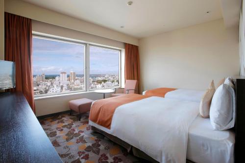 Ένα ή περισσότερα κρεβάτια σε δωμάτιο στο Okinawa NaHaNa Hotel & Spa