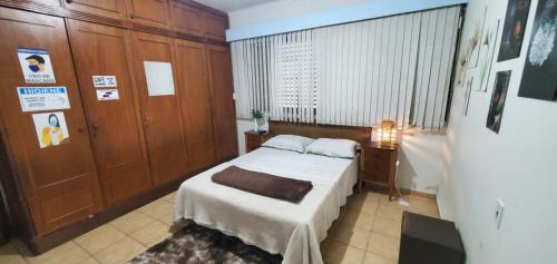 En eller flere senge i et værelse på Hostel Bauru