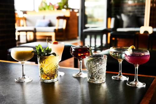 un groupe de différents types de boissons sur une table dans l'établissement Kimpton Journeyman Hotel by IHG, à Milwaukee
