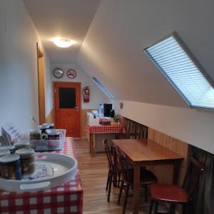 World's End Hostel في Myza Igaste: مطبخ وغرفة طعام مع طاولة ونافذة