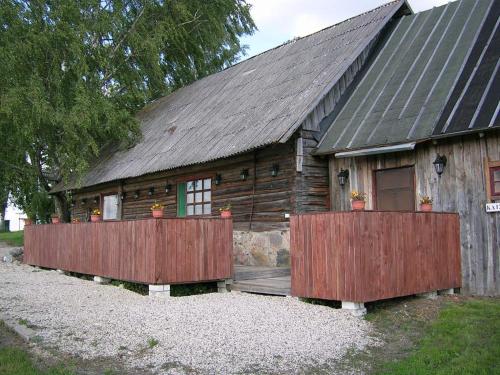 ein Blockhaus mit zwei Holzzäunen davor in der Unterkunft World's End Hostel in Myza Igaste