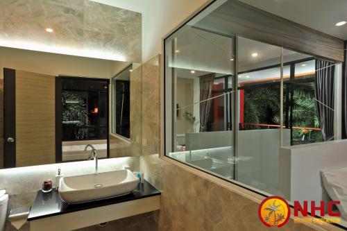 Et badeværelse på Nai Harn Condominium