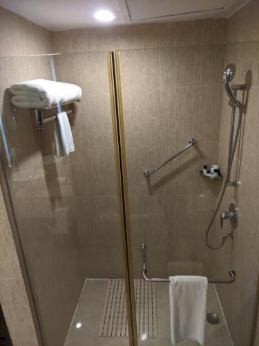 ein Bad mit einer Dusche und einer Glastür in der Unterkunft Fortune Select Global, Gurugram - Member ITC's Hotel Group in Gurgaon