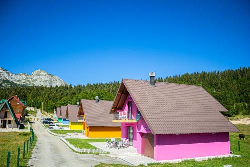 Une rangée de maisons colorées sur une route dans l'établissement Holiday Home Lisica, à Žabljak