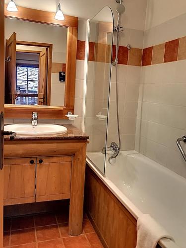 une salle de bain avec un lavabo et une baignoire dans l'établissement Arc 1950, à Arc 1950