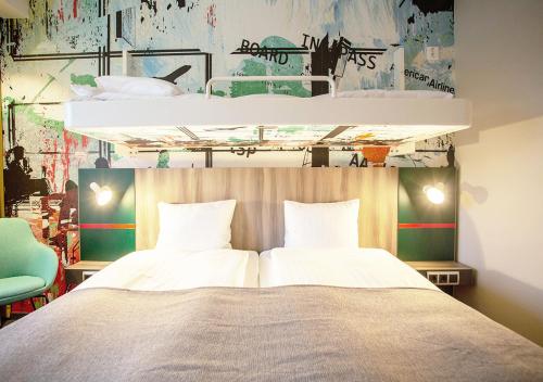 a bedroom with a bed and two bunk beds at Good Morning Arlanda in Arlanda