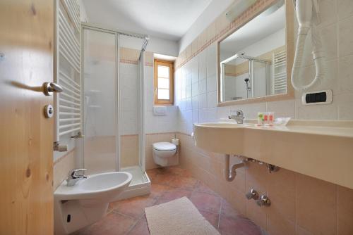 y baño con lavabo, aseo y ducha. en APPARTAMENTI SAN GIOVANNI, en Livigno