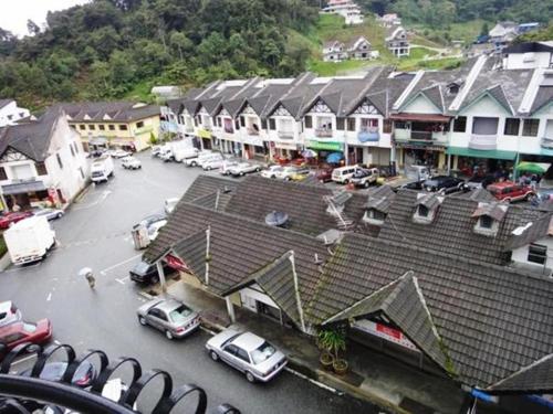 a town with cars parked in a parking lot at Hotel Chua Gin @ Brinchang Centre in Brinchang