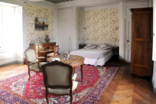 - une chambre avec un lit, une table et des chaises dans l'établissement Chateau de Bresse sur Grosne, à Bresse-sur-Grosne