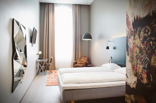 - une chambre avec un lit blanc dans l'établissement Comfort Hotel Grand Central, à Oslo