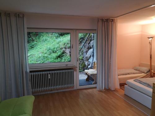 una camera da letto con porta scorrevole in vetro e finestra di Appartment Leo a Schönwald