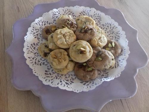 un plato de galletas sentado en una mesa en Maison La Vigne - Gîtes et Chambres d'hôtes, en Le Chambon-sur-Lignon