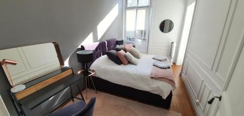 Un pat sau paturi într-o cameră la L'Ecu : un Haussmannien accueillant!