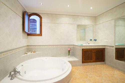 une grande salle de bain avec une baignoire et un lavabo dans l'établissement Loma Méndez Casa 2, à Casarabonela