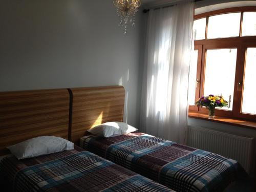 1 dormitorio con 2 camas y ventana en Capital Riga Apartment - Dzirnavu Street, en Riga