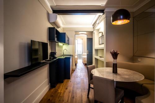 een kleine keuken met een tafel en een eetkamer bij Hotel Smeraldo in Rome