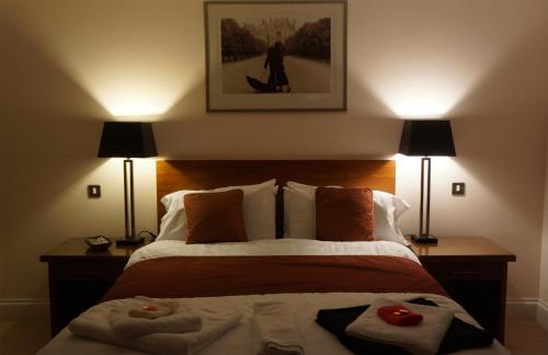 Una cama o camas en una habitación de The Lyn Valley Guest House
