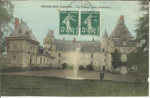 an old picture of a castle with a fountain at Chateau de Bresse sur Grosne in Bresse-sur-Grosne