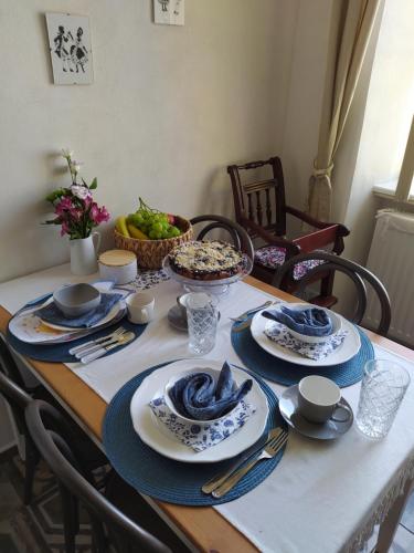 uma mesa com pratos e tigelas de comida em apartmán Vallon Chéri em Nové Hrady