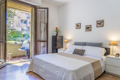 una camera con un letto e una grande finestra di Cozy Roman Apartment with parking a Firenze