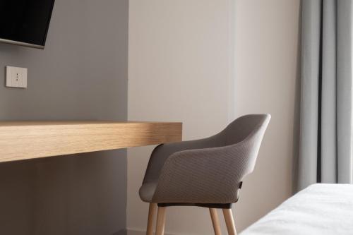 a chair sitting next to a desk in a room at DOMU' MONTEGRAPPA 54 in Sassari